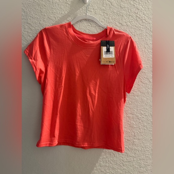 NWT The North Face Women's
Evolution Cutie T-Shirt in volcanic red Sz L - Picture 4 of 8